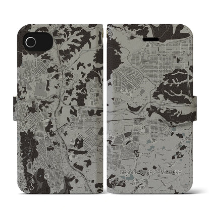 【学研奈良登美ヶ丘（奈良県）】地図柄iPhoneケース（手帳タイプ）モノトーン・iPhone SE（第3 / 第2世代） / 8 / 7 / 6s / 6 用