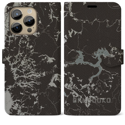 【岩洞湖（岩手県）】地図柄iPhoneケース（手帳タイプ）モノトーン・iPhone 14 Pro Max 用