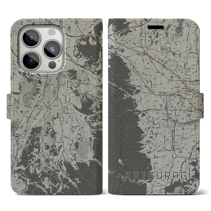 【葛城（奈良県）】地図柄iPhoneケース（手帳タイプ）モノトーン・iPhone 15 Pro 用