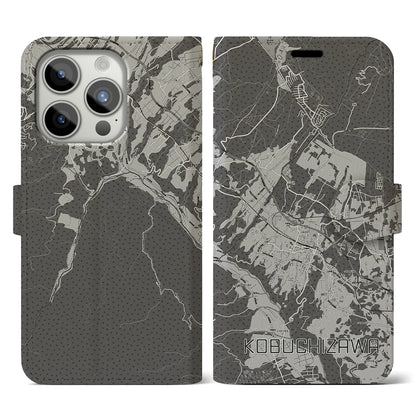 【小淵沢（山梨県）】地図柄iPhoneケース（手帳タイプ）モノトーン・iPhone 15 Pro 用