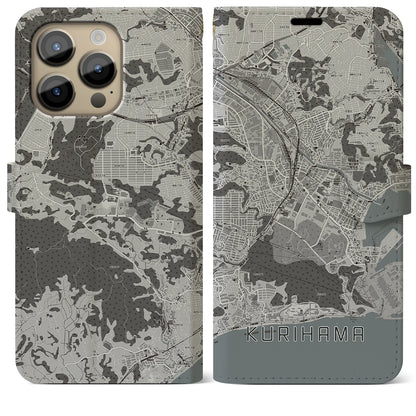 【久里浜（神奈川県）】地図柄iPhoneケース（手帳タイプ）モノトーン・iPhone 14 Pro Max 用