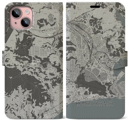 【久里浜（神奈川県）】地図柄iPhoneケース（手帳タイプ）モノトーン・iPhone 15 Plus 用