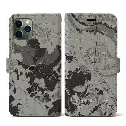 【京田辺（京都府）】地図柄iPhoneケース（手帳タイプ）モノトーン・iPhone 11 Pro 用