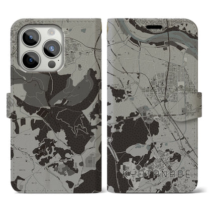 【京田辺（京都府）】地図柄iPhoneケース（手帳タイプ）モノトーン・iPhone 15 Pro 用