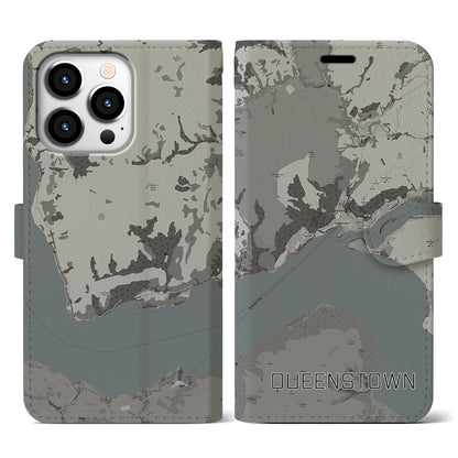 【クイーンズタウン（ニュージーランド）】地図柄iPhoneケース（手帳タイプ）モノトーン・iPhone 13 Pro 用