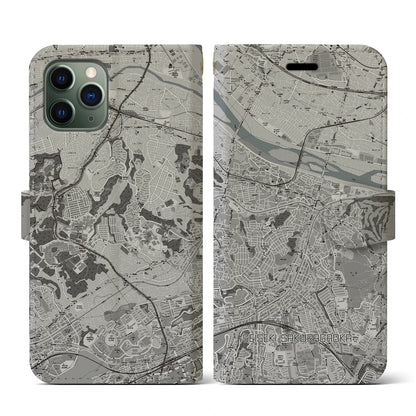 【聖蹟桜ヶ丘（東京都）】地図柄iPhoneケース（手帳タイプ）モノトーン・iPhone 11 Pro 用