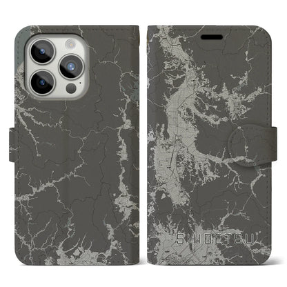 【士別（北海道）】地図柄iPhoneケース（手帳タイプ）モノトーン・iPhone 15 Pro 用