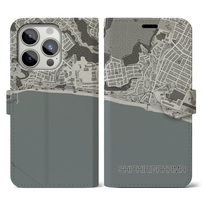 【七里ヶ浜（神奈川県）】地図柄iPhoneケース（手帳タイプ）モノトーン・iPhone 15 Pro 用