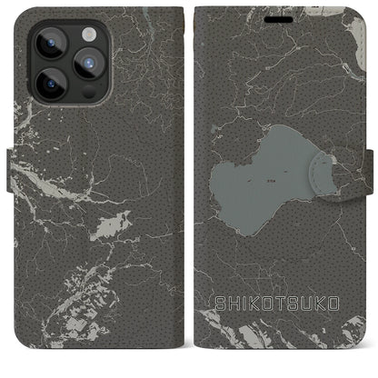 【支笏湖（北海道）】地図柄iPhoneケース（手帳タイプ）モノトーン・iPhone 15 Pro Max 用