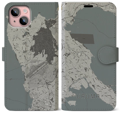【うるま（沖縄県）】地図柄iPhoneケース（手帳タイプ）モノトーン・iPhone 15 Plus 用
